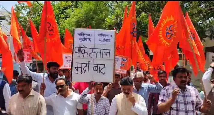 

Protest:पहलगाम आतंकी हमले के बाद राजधानी मे विरोध प्रदर्शन,पाकिस्तान मुर्दाबाद के लगे नारे