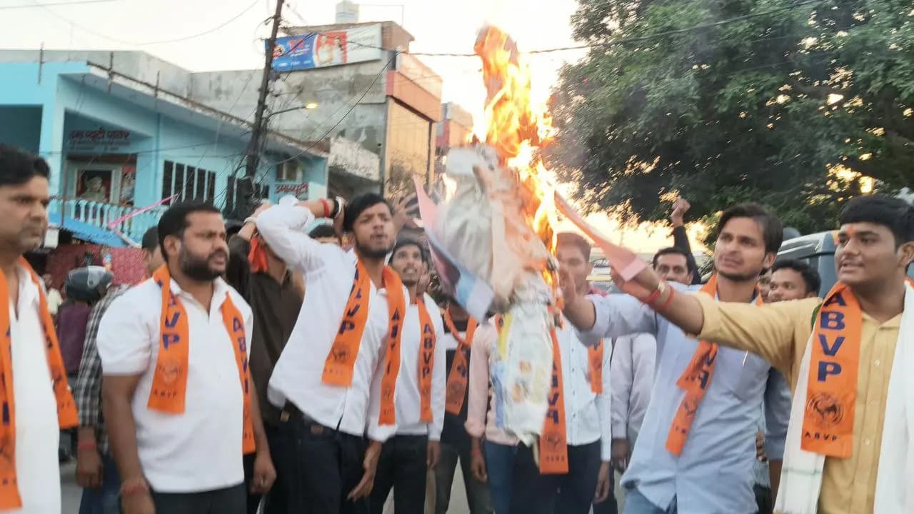 
Protest:बीकेटी मे ABVP की ईकाई का विरोध प्रदर्शन कहा,28 के बदले 2800 की जान चाहिए   

