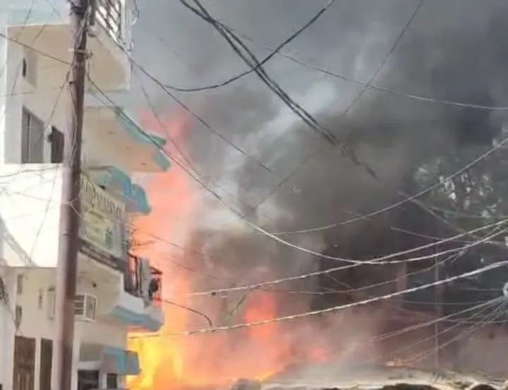 Fire Broke Out:शॉर्ट सर्किट की वजह से झुग्गी झोपड़ी मे लगी भीषण आग,सिलेंडर ब्लास्ट, बिजली के तार भी गले    


