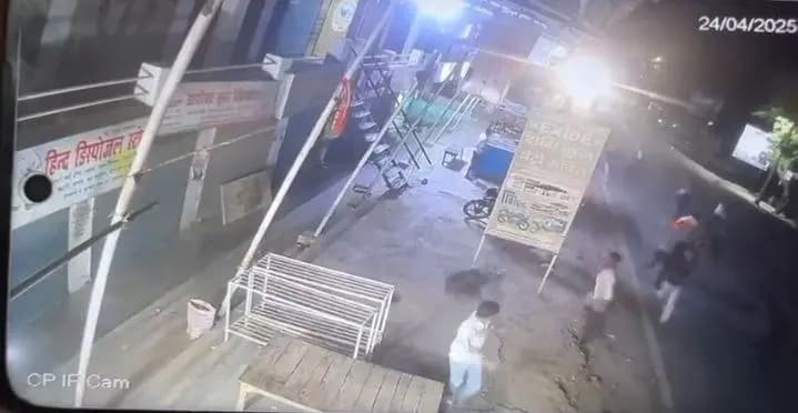 CRIME:बेकरी से कोल्ड ड्रिंक खरीदने आए दबंग छात्रो का तांड़व,MRP को लेकर मालिक की लात घुसो से पीटाई,की तोड़फोड़ 
