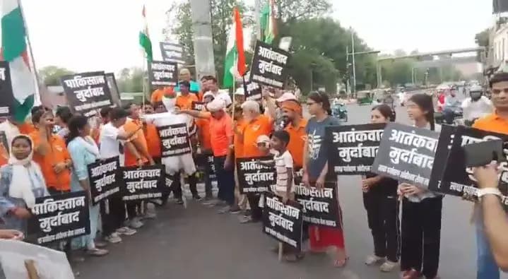 PROTEST:अटल चौराहे पर मे स्वच्छ पर्यावरण आंदोलन सेना ने आतंकवाद का फूंका पुतला

