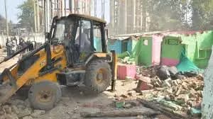 Bulldozers Action:ऐशबाग वार्ड में अवैध झुग्गी, झोपड़ियों पर चला नगर निगम का 
 बुलडोजर

