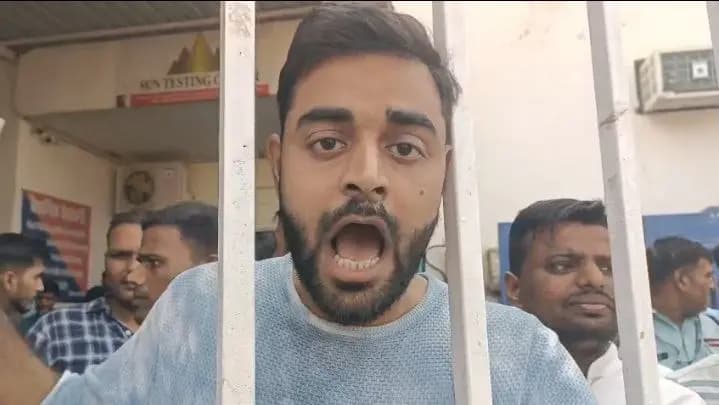 PROTEST:बाहर चल रहा आधार बेरिफिकेशन,अंदर बच्चे दे रहे पेपर,BKT मे परीक्षा केंद्र पर हगामा