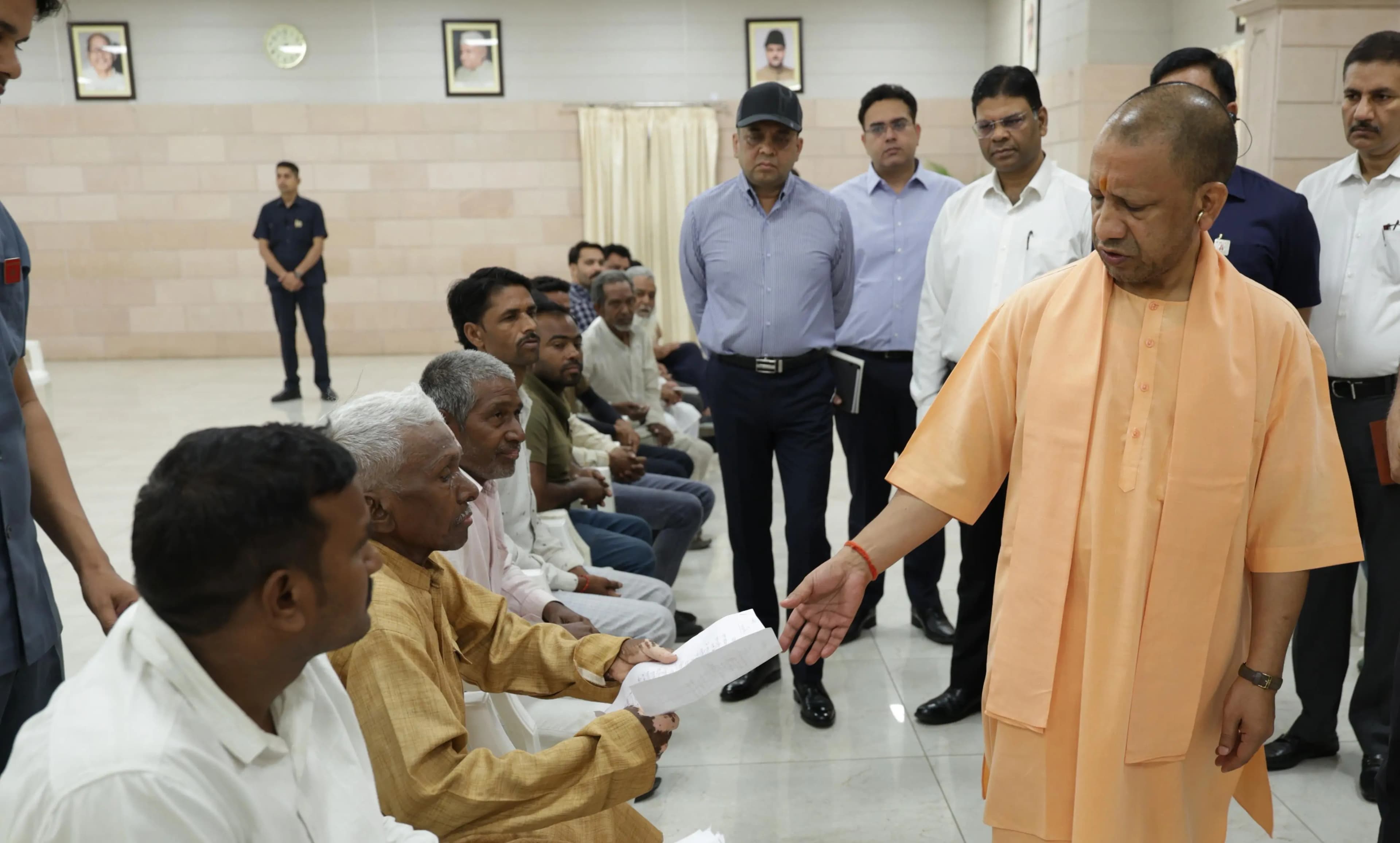 सीएम योगी के जनता दरबार मे लगी फरियादियों की भीड़,सीएम ने एक-एक से की मुलाकात