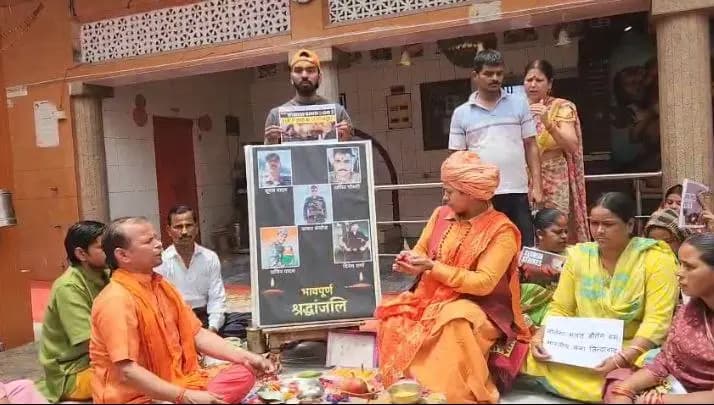 
भारत — पाक तनाव के बीच मंदिरो और ईदगाह पर जवानो की सुरक्षा के लिए मांगी जा रही दुआ 

