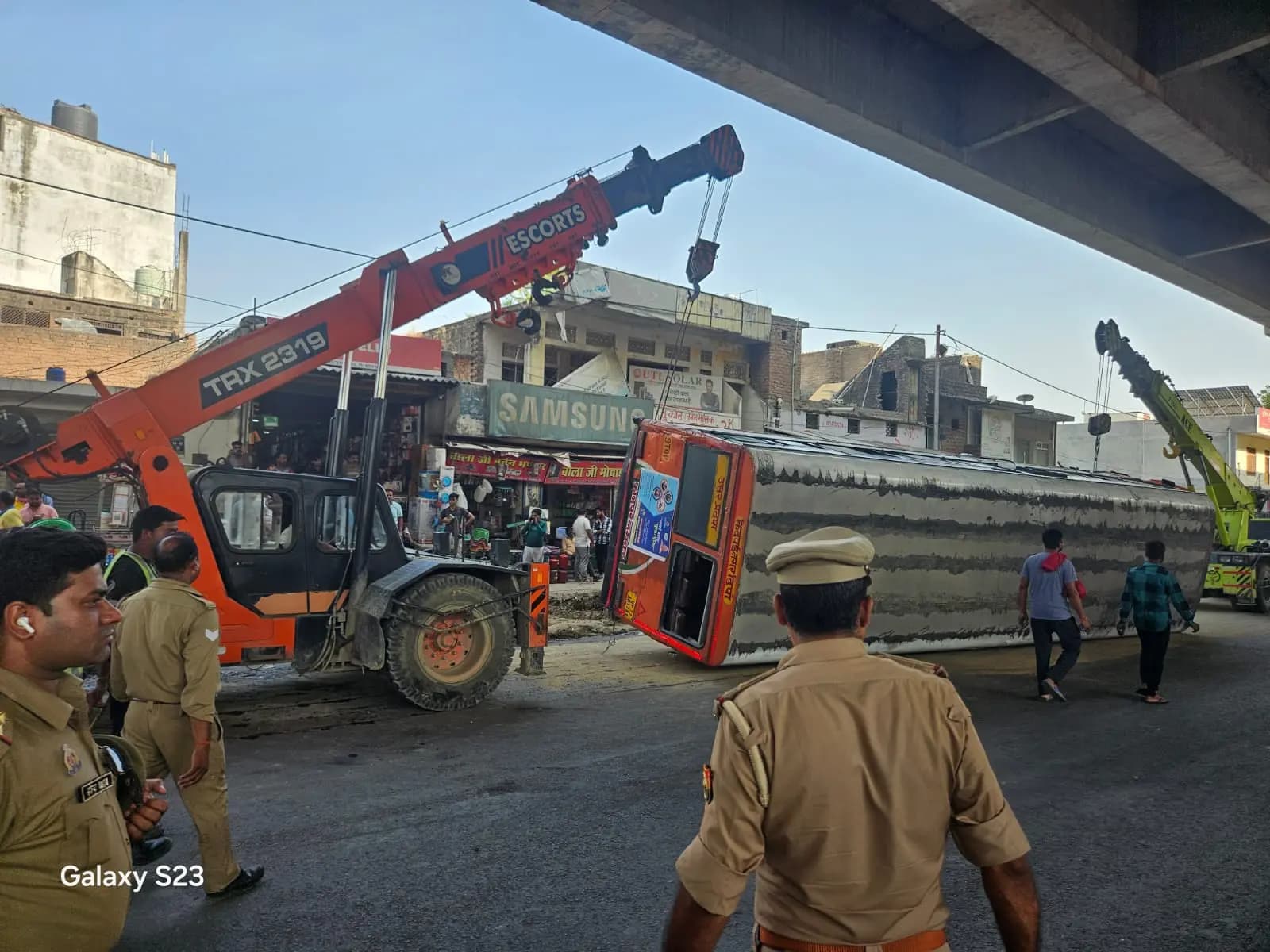 
स्टेरिंग फेल होने से पलटी रोडवेज बस,15 यात्री गंभीर रूप से घायल,लखनऊ कानपुर रोड़ पर लगा लंबा जाम  