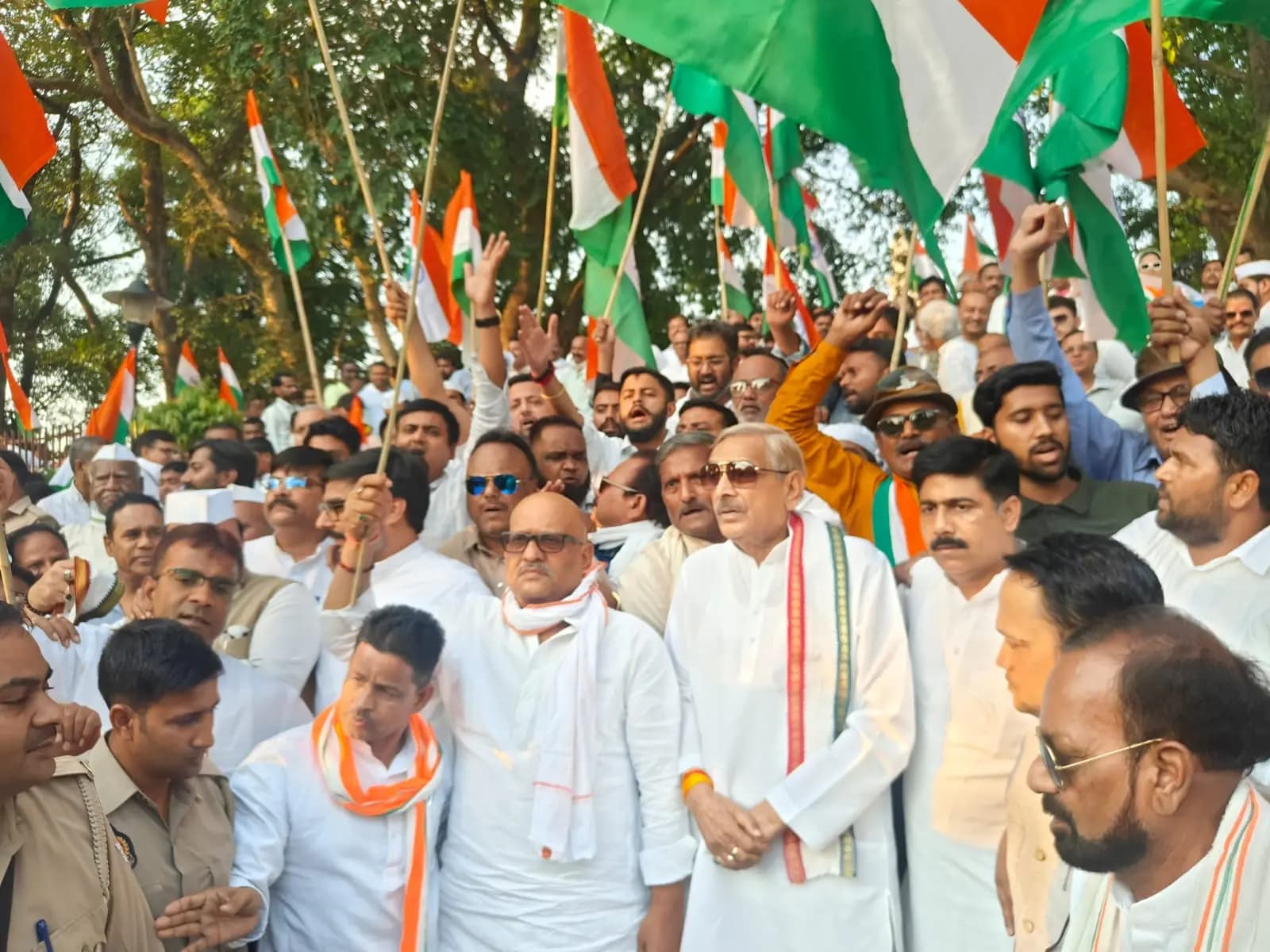 लखनऊ में कांग्रेस ने सेना के समर्थन में निकाली जय हिन्द यात्रा 
