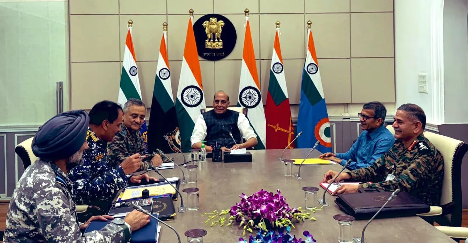 पाक की नापाक हरकत का भारत की तीनों सेनाएं दे रही मुंहतोड जवाब -रक्षामंत्री राजनाथ सिंह