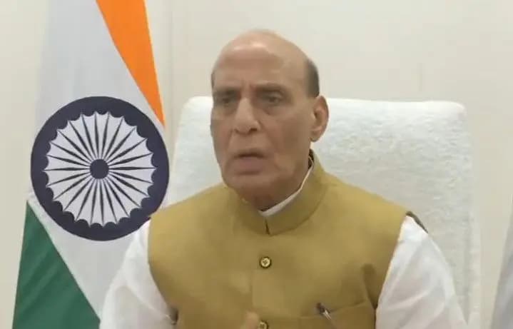 
रक्षा मंत्री राजनाथ सिंह ने वीडियो कॉन्फ्रेंसिंग के जरिये लखनऊ मे ब्रह्मोस मिसाइल यूनिट का उद्घाटन किया

