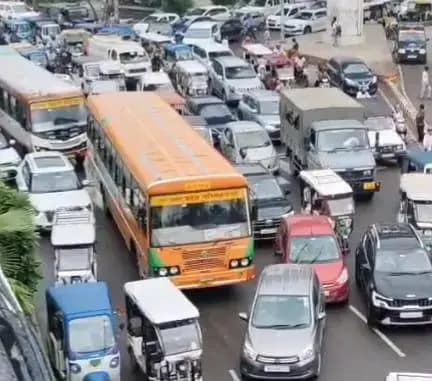 लखनऊ के पॉलिटेक्निक चौराहे पर दोपहर में लगा भीषण जाम ...रहगीरो ने जताई नाराजगी 
