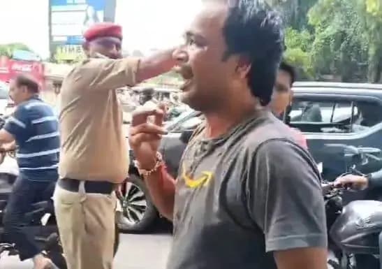 लखनऊ केआईटी चौराहे पर बेखौफ दबंगों ने ढाया कहर... एक टैक्सी चालक को तीन युवकों के द्वारा बेरहमी से मारा पीटा गया


