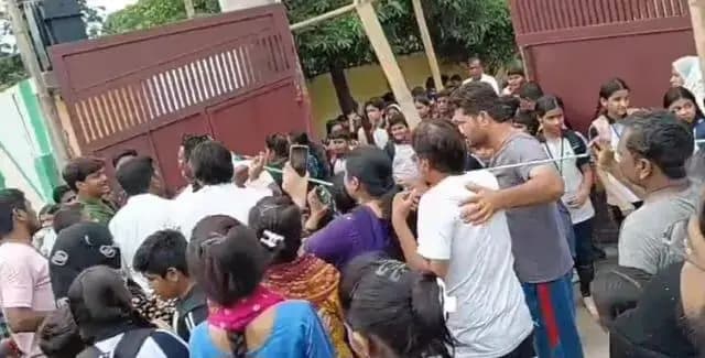 ठाकुरगंज क्षेत्र के  सेंट जोसेफ स्कूल के बाहर अभिभावकों के द्वारा जोरदार हंगामा...स्कूल प्रशासन पर लगे गंभीर आरोप
