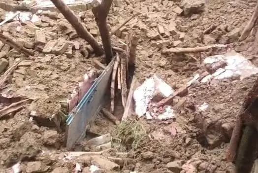 कुदरत की मार पडी ऐसी की एक रात में उजड गई सारी दुनिया... ढह गया कच्चा मकान
