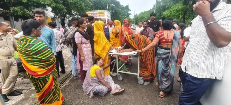  इटौंजा पावर हाउस के संविदा कर्मी गौरव यादव की हाईटेंशन लाइन की चपेट में आने से दर्दनाक मौत...मचा हुआ बवाल  
