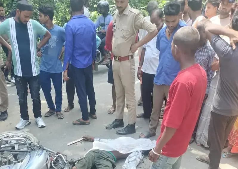 डीसीएम ने बाइक सवार को मारी जोरदार टक्कर...पति की मौत और पत्नी गंभीर
