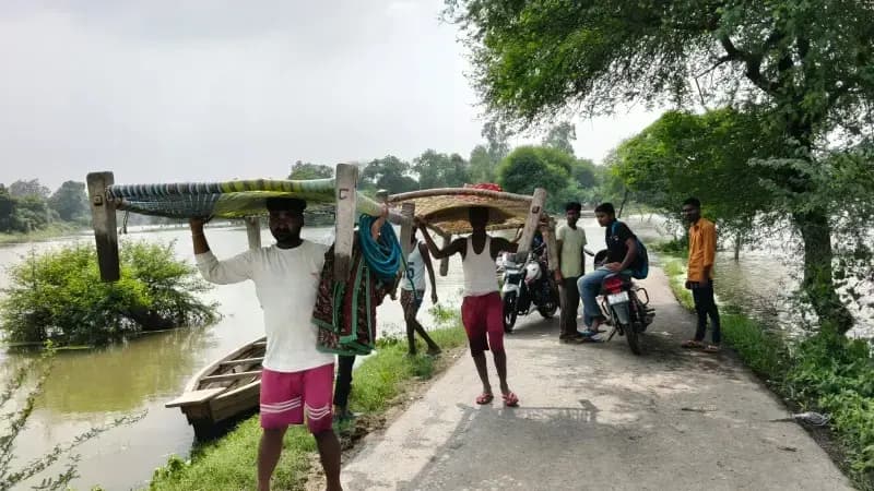 बारिश ने बढाया गोमती का जलस्तर,घरों में घुसा पानी तो ग्रामीणों का शुरु हुआ लासा,बहादुरपुर से पलायन