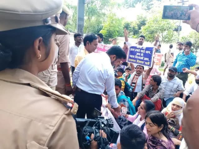 69000 शिक्षक भर्ती के अभ्यर्थियों ने घेरा डिप्टी सीएम केशव प्रसाद मौर्य का आवास