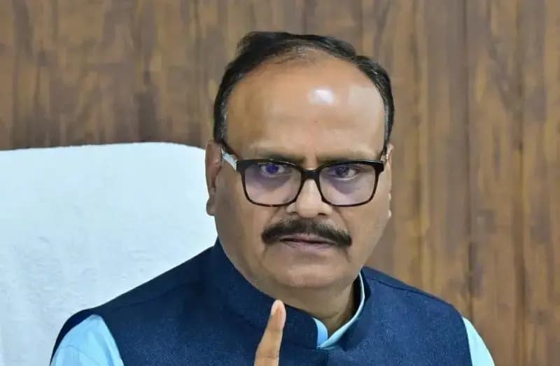 अनुशासनहीन व गैरहाजिर दस डॉक्टरों पर गिरी गाज,लखनऊ के चार चिकित्सक व एक डाटा इंट्री ऑपरेटर बर्खास्त