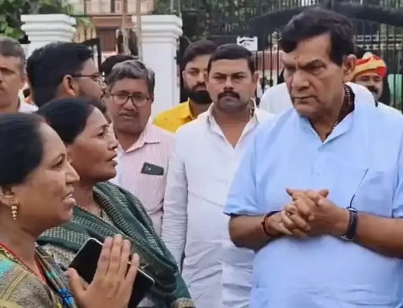 नगर विकासमंत्री पहुंचे जानकीपुरम विस्तार,डायरिया प्रभावित क्षेत्र का किया निरीक्षण
