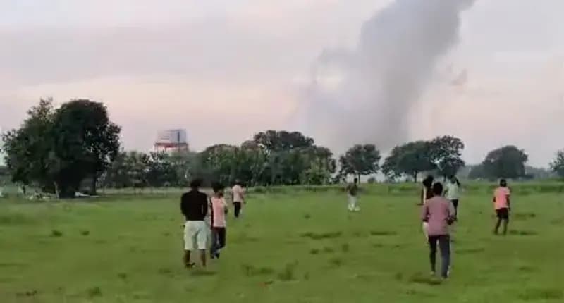 जब्त सुतली बम को जहां जमीन में दबाया,वहां उड़ गयी जमीन ,गुडम्बा के बेहटा में जारी हैं धमाके