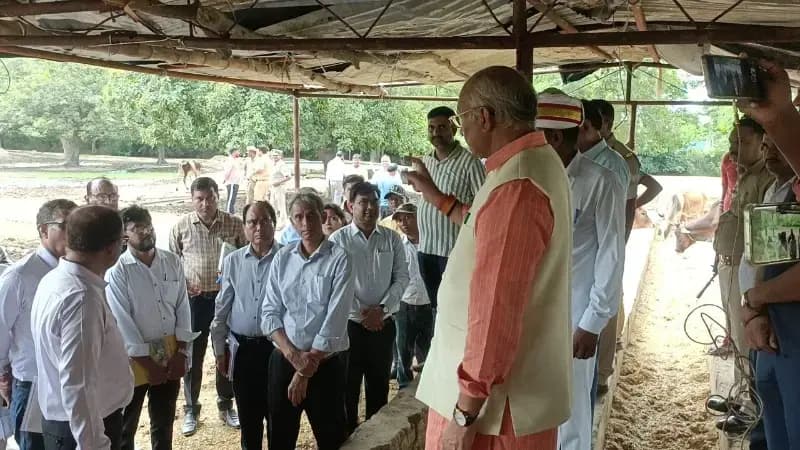 चरही में गोवंश को सूखा भूसा खाते देश पशुधन विकास मंत्री धर्मपाल सिंह हुए नाराज