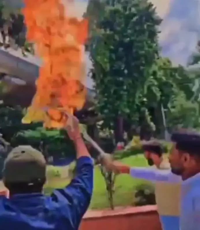 
लखनऊ यूनिवर्सिटी के गेट नंबर - 3 पर ABVP के छात्रो ने कैबिनेट मंत्री ओम प्रकाश राजभर का फूंका पुतला 
