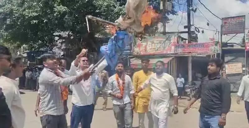 ABVP कार्यकर्ताओं का प्रदर्शन, ओम प्रकाश राजभर का पुतला जलाया