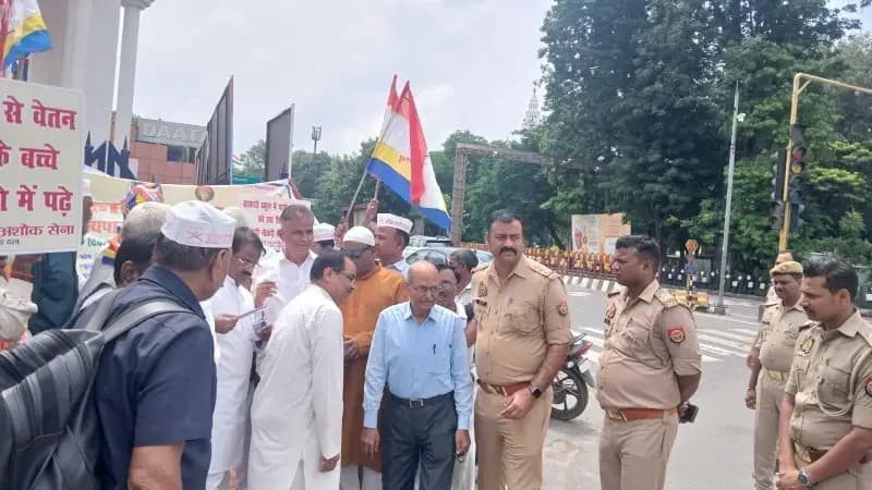 अखिल भारतीय अशोक सेना के सैकड़ो कार्यकर्ताओं ने हजरतगंज अटल चौक पास किया धरना प्रदर्शन