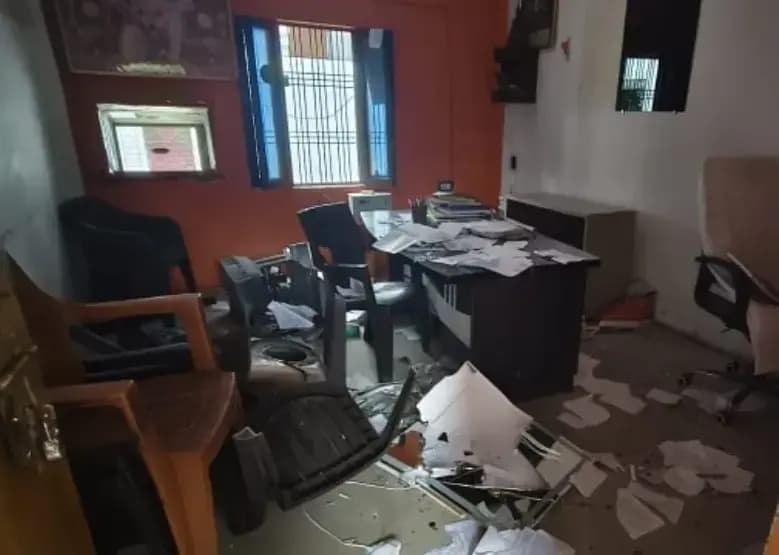 लखनऊ के पारा थाना क्षेत्र के डॉक्टर खेड़ा चौकी के अंदर दबंगों ने की तोड़ - फोड़