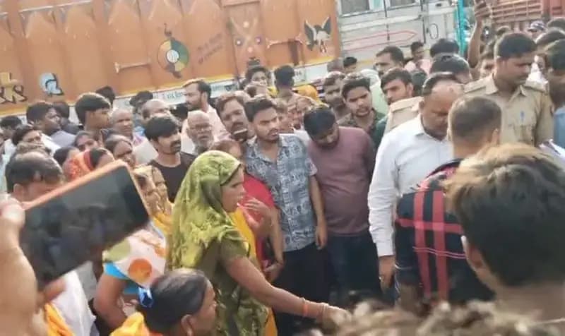 ईटा लदी ट्रैक्टर ट्रॉली ने स्कूटी सवार पति—पत्नी को मारी टक्कर,पति की दर्दनाक मौत,पत्नी घायल,परिजनों ग्रामीणों ने किया सीतापुर हाइवे जाम,प्रदर्शन