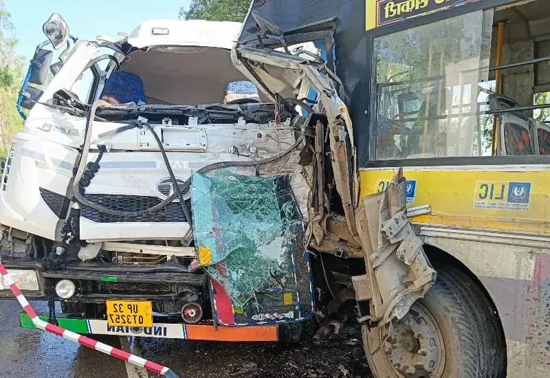  इटौंजा थाना क्षेत्र के टोल प्लाजा के पास तेज रफ्तार डंपर और बस की भिड़ंत,कई सवारियां चोटिल