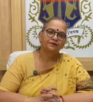 लखनऊ मेयर सुषमा खर्कवाल ने नगर निगम मुख्यालय का किया निरीक्षण 
