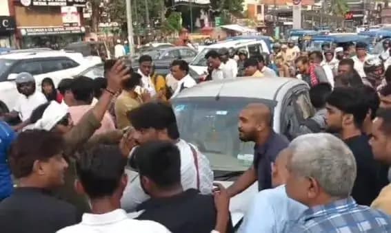 हजरतगंज पार्क रोड सिविल चौराहे की तरफ से आ रही  तेज रफ्तार कार ने कई वाहनों को मारी टक्कर 