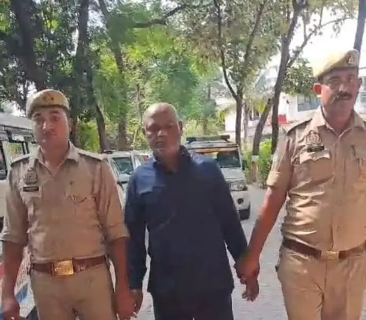 हजरतगंज पुलिस ने 25 हज़ार का इनामी ज़मीर अहमद को किया गिरफ्तार 

