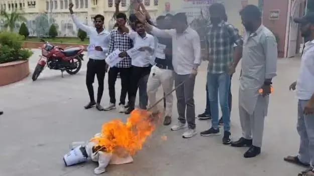 लखनऊ विश्वविद्यालय के गेट नंबर 3 पर बीसीसीआई का फूंका गया पुतला
