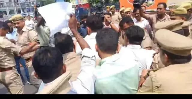 भारत और पाकिस्तान के बीच आज खेले जाने वाले एशिया कप मुकाबले को लेकर लखनऊ में विरोध प्रदर्शन 
