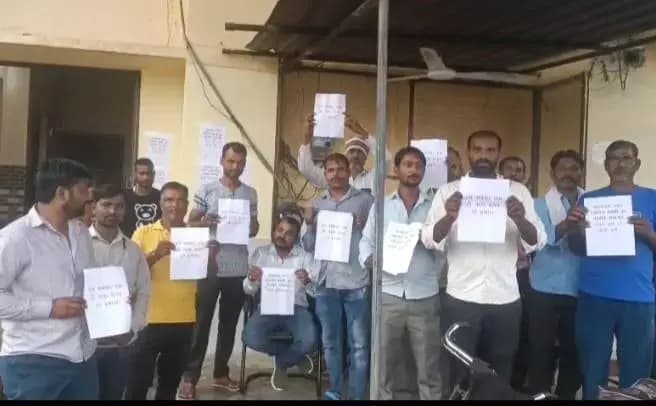 बीकेटी नगर पंचायत कार्यालय के बाहर कर्मचारियों का वेतन न मिलने से कर्मचारी कार्यालय के बाहर कर रहे विरोध प्रदर्शन  
