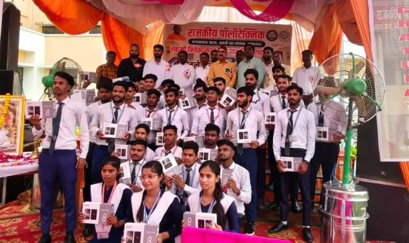  विधायक योगेश शुक्ला ने 90 स्टूडेंट को दिए टैबलेट,मार्च तक पक्की सड़क बनवाने का वादा