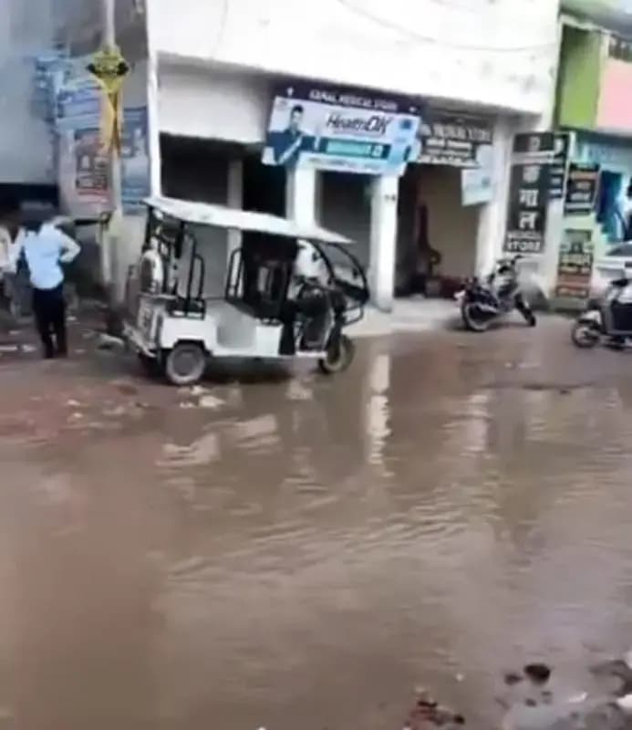 
   दुबग्गा थाना के अंधे की चौकी क्षेत्र में ई-रिक्शा पलटा, चालक का पैर टूटा