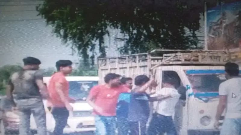  
अस्ती क्रासिंग चौराहा पर राजू वेज कार्नर मालिक और लेबरों ने डाला चालक को बेरहमी से पीटा 