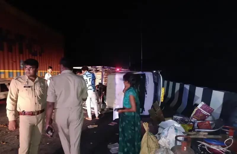     काकोरी थाना क्षेत्र अंतर्गत सन्यासीबाग पुल पर पलटा हॉफ डाला, 4 घायल