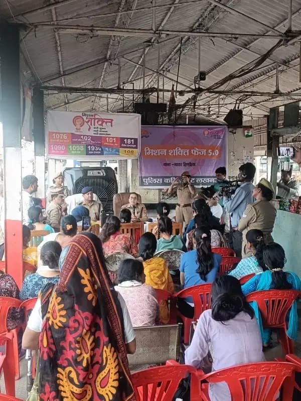 महिलाओं की सुरक्षा और जागरूकता को लेकर मिशन शक्ति 5.0 के तहत चारबाग बस स्टैंड पर चला अभियान 
