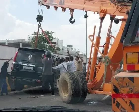  खुर्रमनगर फ्लाई ओवर पर कई गाड़ियों को टक्कर मारकर कार  पलटी,चालक गंभीर रूप से घायल
