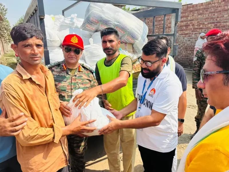 अमृतसर में बाढ़ पीड़ितों को टीम लखनऊ ने बड़े पैमाने पर बांटी राहत सामग्री  
