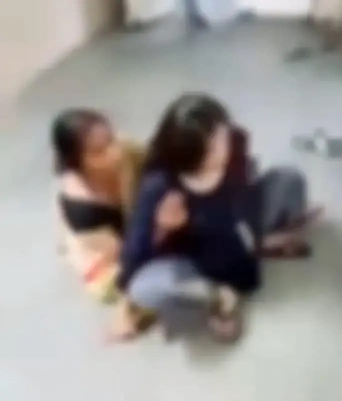 हरिद्वार के अस्पताल में एक गर्भवती महिला को भर्ती करने से इनकार,फर्श पर तड़पते हुए बच्चे को दिया जन्म  
