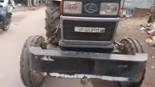 ठाकुरगंज थाना क्षेत्र में तेज रफ्तार ईंट से भरी ट्रैक्टर ने ली दो लोगो की  जान

