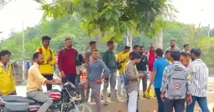 
जानकीपुरम में ब्लिंकिट से आर्डर डिलीवरी करने गए युवक को दबंगों ने पीटा,मचा बवाल  
