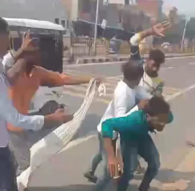 दबंगो ने युवक को लात-घूंसों और डंडों से दौड़ा-दौड़ाकर बेरहमी से पीटा,निगोहां क्षेत्र की घटना 
