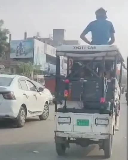 नशे में धुत चालक सड़कों पर दौड़ा रहा ई - रिक्शा,दुबग्गा क्षेत्र का मामला