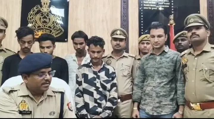 बंद मकान में  हुई चोरी के मामले मे पुलिस ने चार शातिर चोरो को पकडा,लखनऊ के बाजारखाला   क्षेत्र का मामला